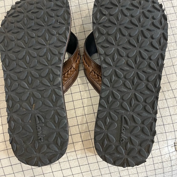 Clark’s leather flip flops - Picture 2 of 2